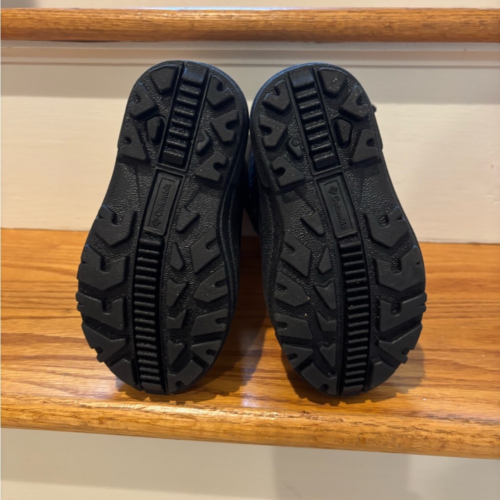 Columbia Black and Gray Winter Boots with Waterproof Design - Picture 4 of 4